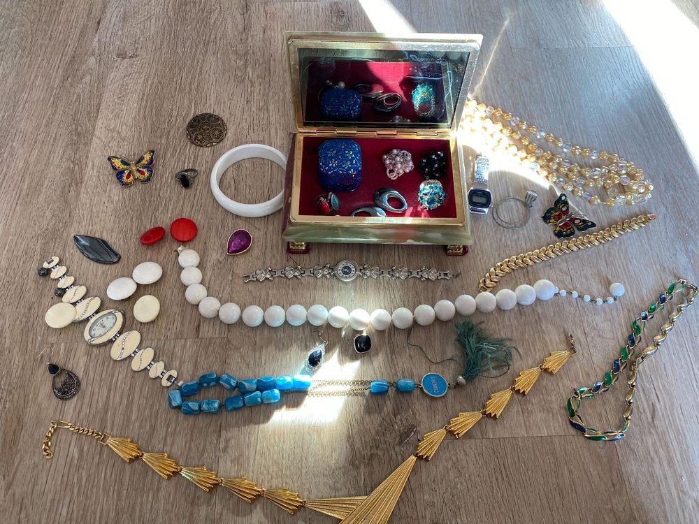 Lot De Bijoux Vintage – Laiton Et Cuir – À Restaurer Ou Détourner