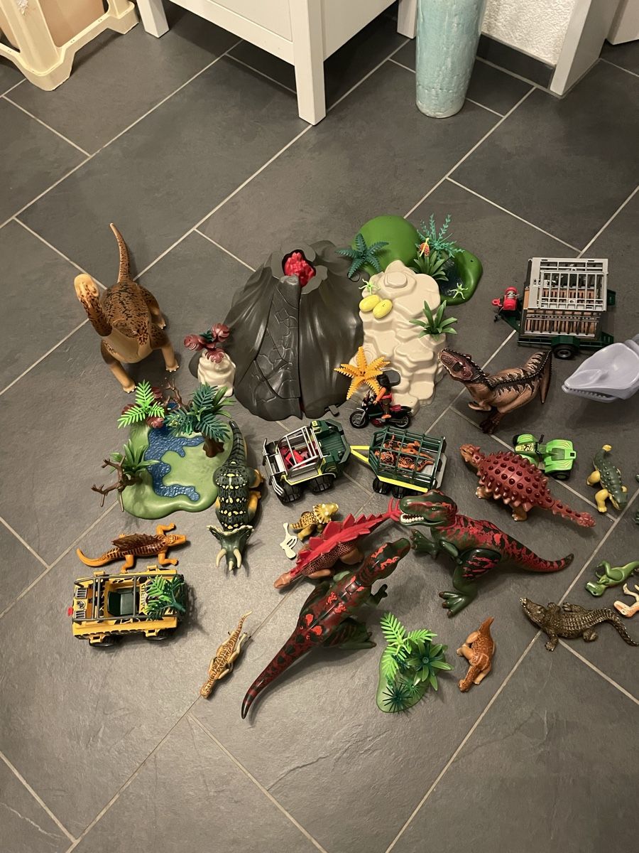 Jouets: Grosse Dinosammlung mit Vulkan – D'occasion à Oberembrach par Marietta53