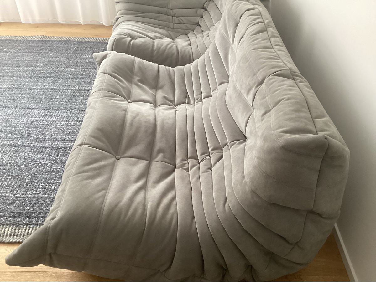 Ligne Roset Divani: Ligne Roset Togo Sofa und Eckteil in Alcantara Silver – Usato da Gunten venduto da asa017 1