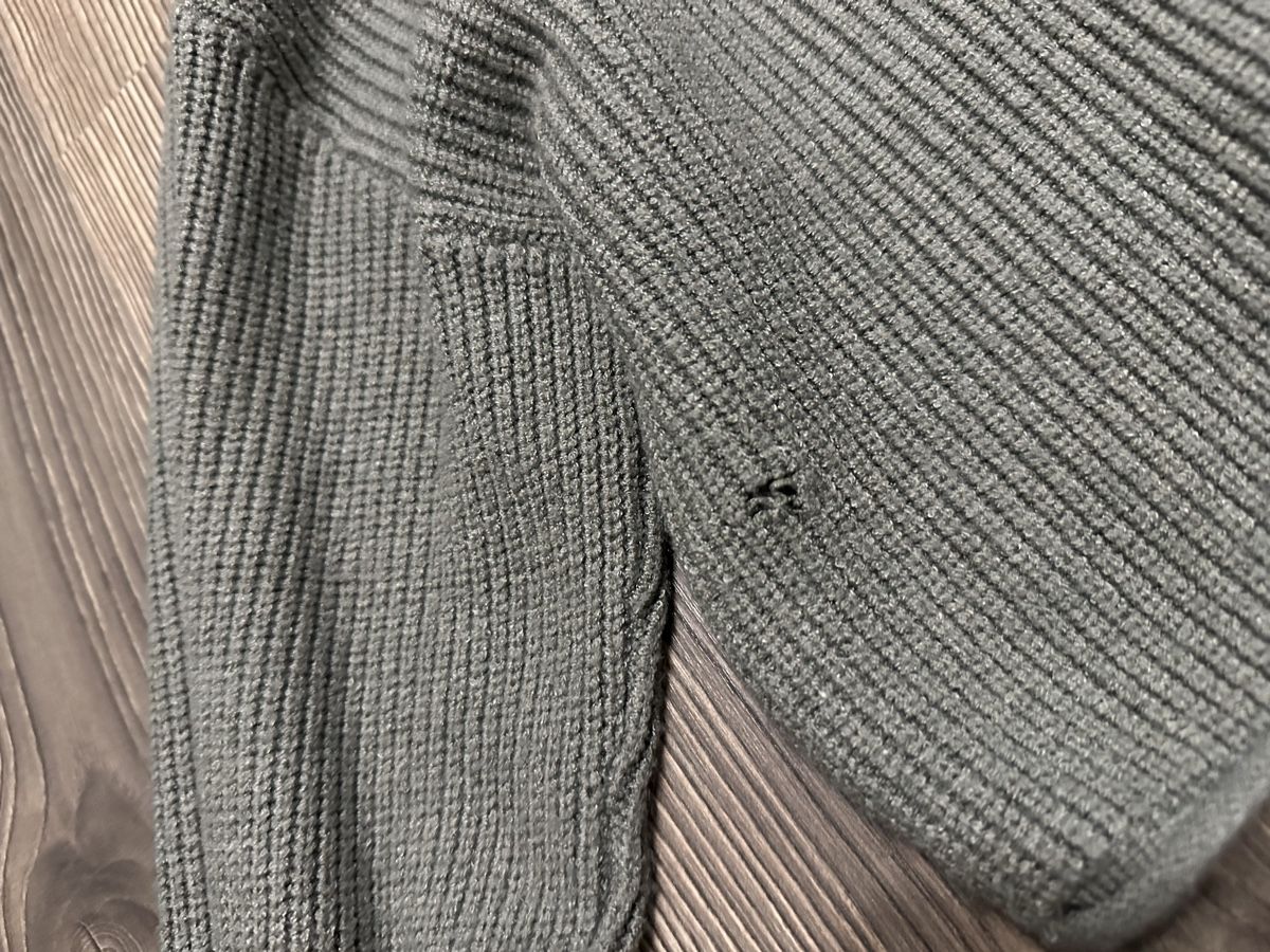 Pull&Bear Maglioni & Felpe: Pullover Pull&Bear grün Gr. XS mit kleinem Loch – Usato da Schaanwald venduto da ael248 3