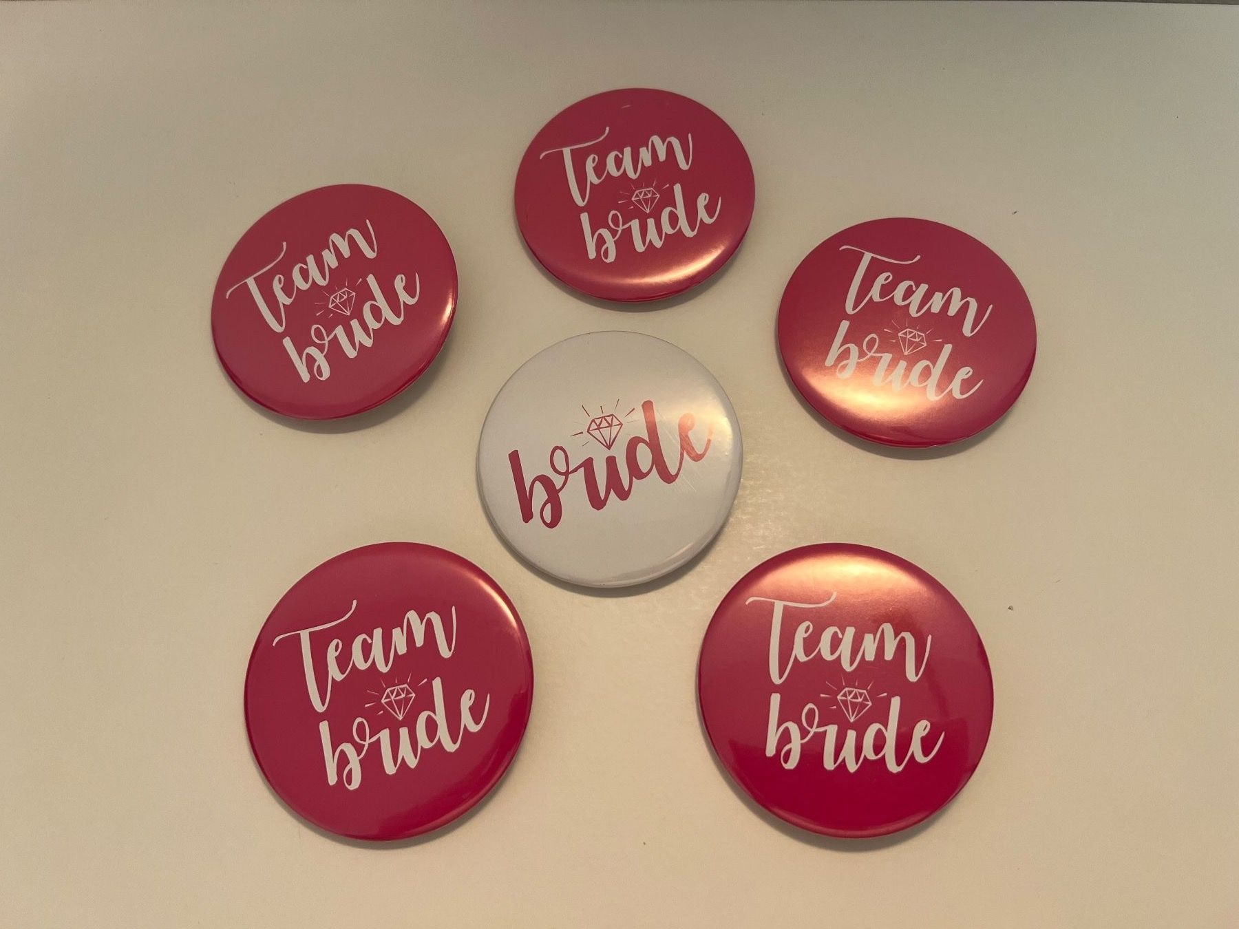 Broschen & Nadeln: Pin Bride & Team Bride Anstecker Polter Junggesellinnen – Neu und originalverpackt aus Vaduz von NotNeeded