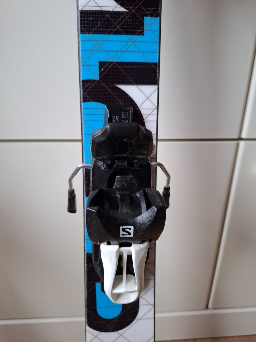 Stöckli Sci: Stöckli Freestyle Ski " LOOP JR " 131 cm – Usato da Alpnach Dorf venduto da Burnbuster 3