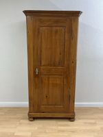 Antiker Holzschrank mit 5 Tablaren und Kleiderstange