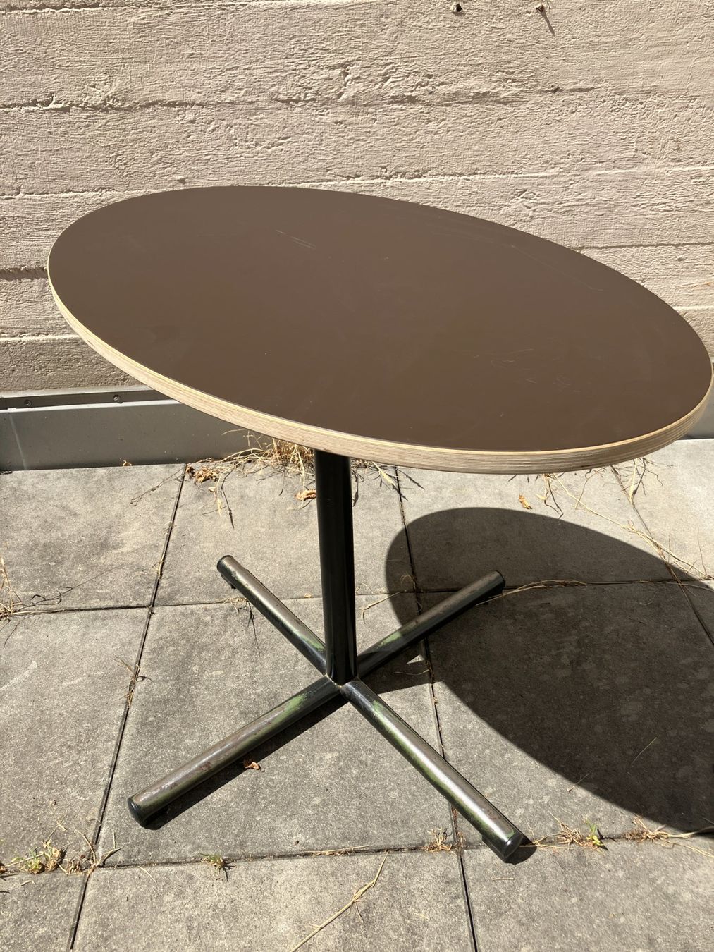 Tische: Bistrotisch oval, gebraucht – Gebraucht aus Basel von loukash