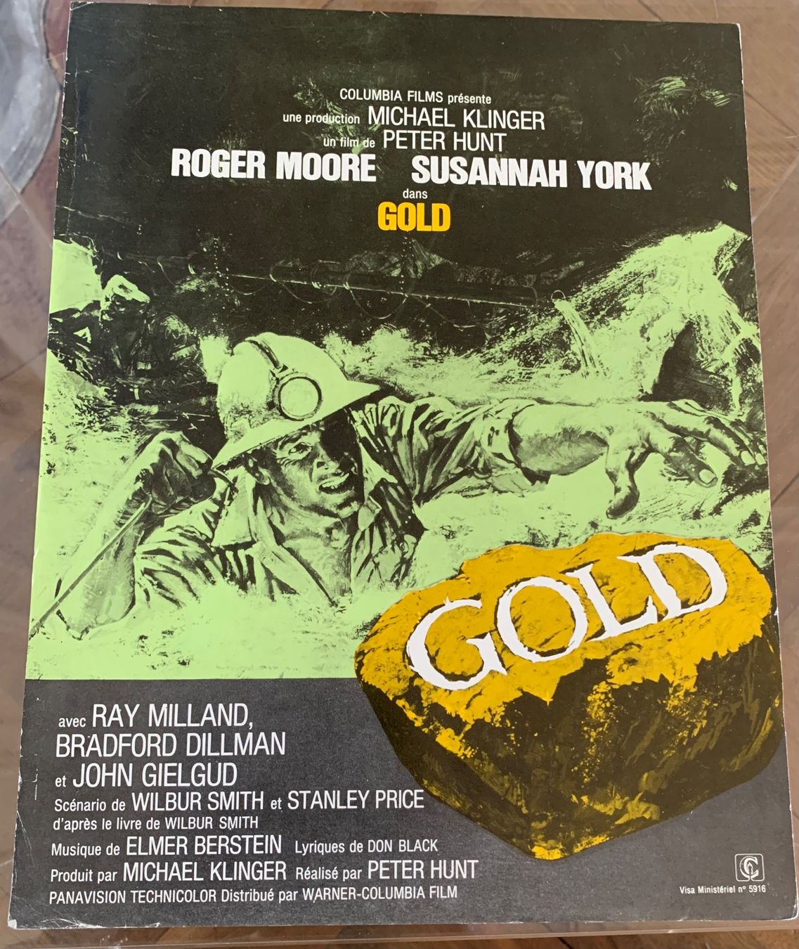 Posters & Illustrations: Plakat  Roger Moore 1974 in Gold – D'occasion à Bern par Artbrokerswitzerland