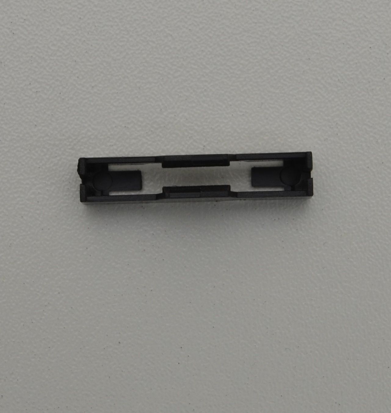 Modellismo RC: Servo Stecker Sicherung Stehend Schwarz – Nuovo e nell'imballaggio originale da Rüti venduto da MSRCModelle 2