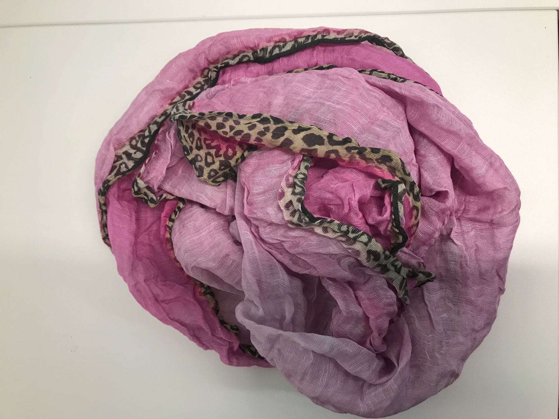 Foulard & Sciarpe: Foulard Pink mit Leomuster – Usato da St. Margrethen SG venduto da kellenbh