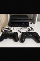 PlayStation 3 und 4 Konsole mit Controllern und Spielen