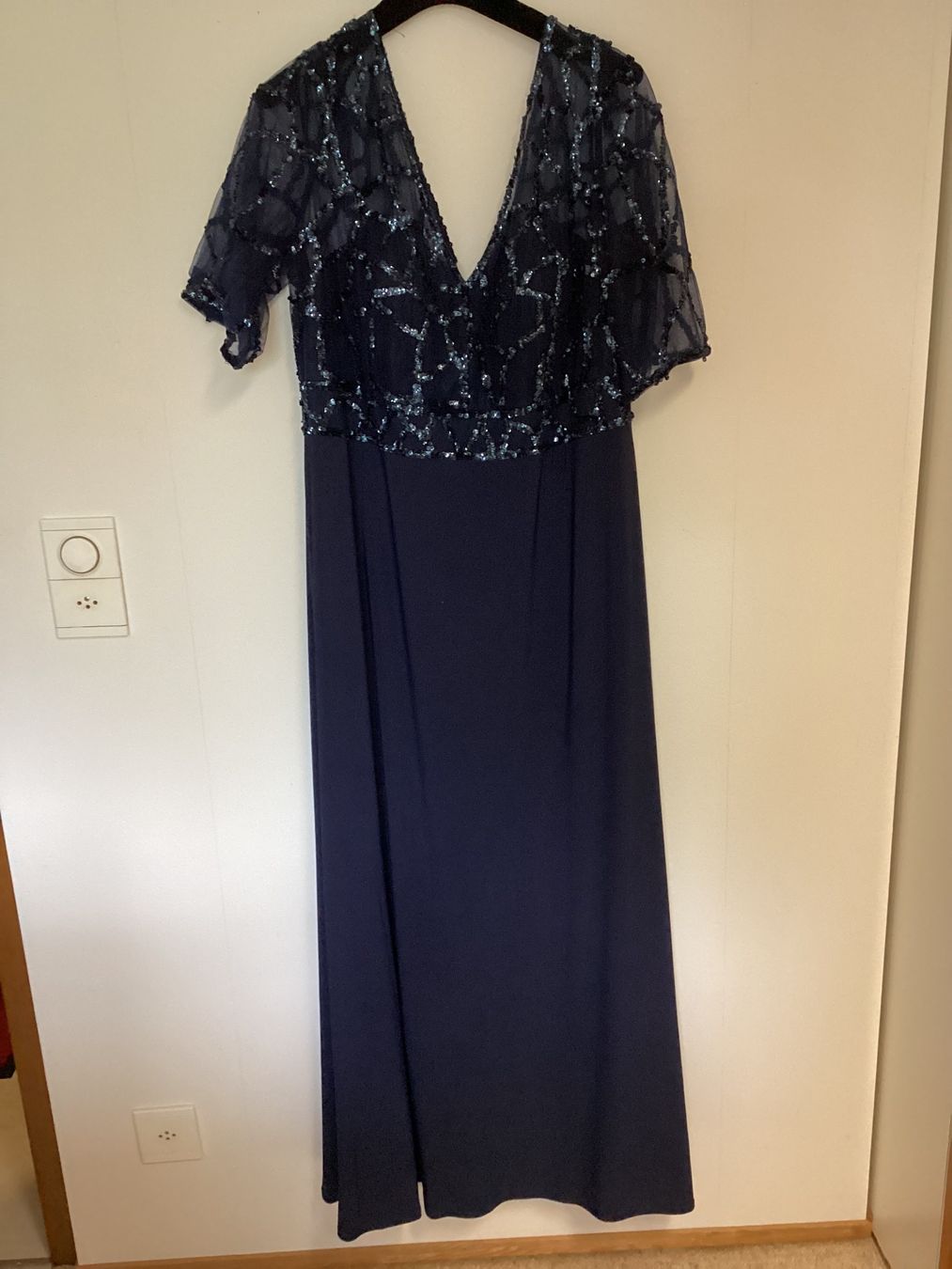 Vestiti: Abendkleid dunkelblau Gr. 44 – Usato da Schönenberg ZH venduto da zeit8geist