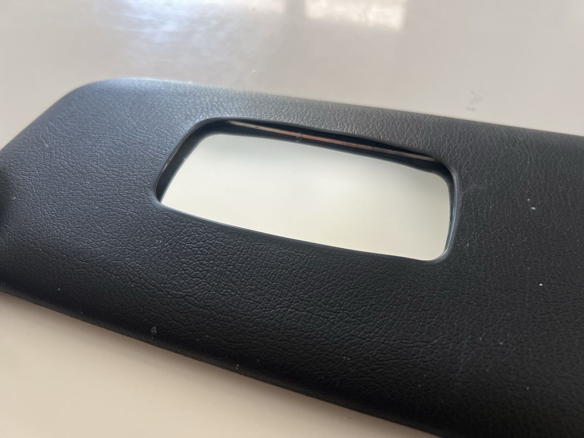 BMW Tutti pezzi di ricambio auto: BMW E30 Pare-soleil noir – Usato da Poliez-Pittet venduto da Spounce 4