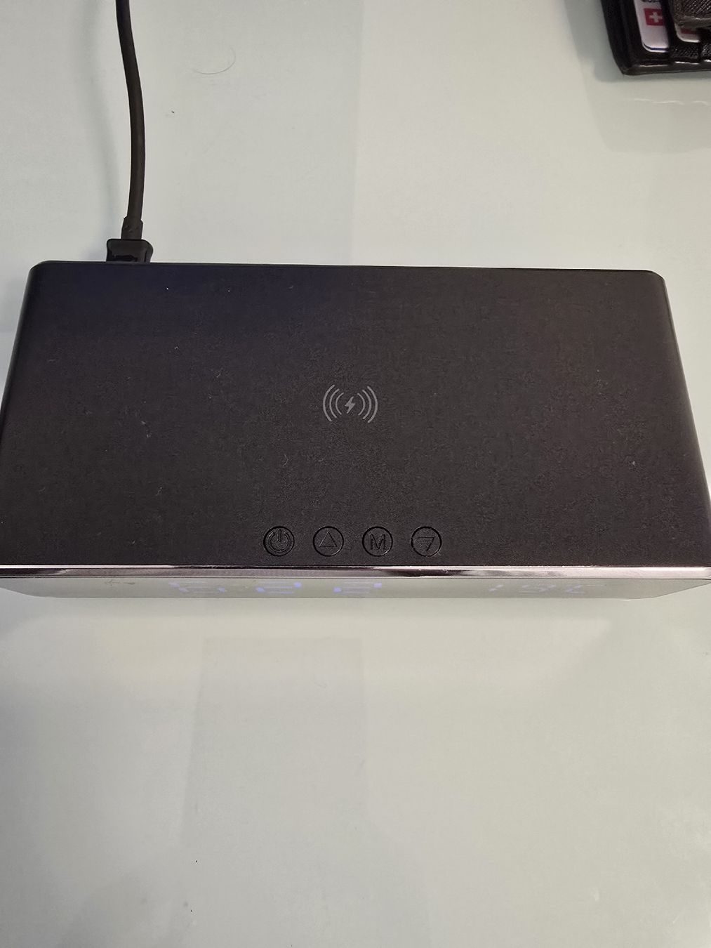 Sveglie: Led wecker mit Wireless Ladestation – Usato da Winterthur venduto da Bole.sd 3