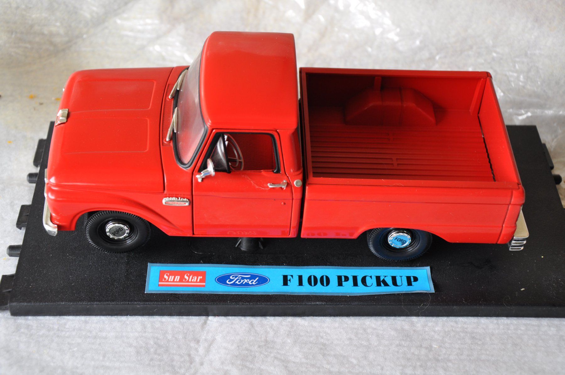 Sun Star Modellautos: Ford F100 Pickup – Neu und originalverpackt aus Ebnat-Kappel von Aallerlei