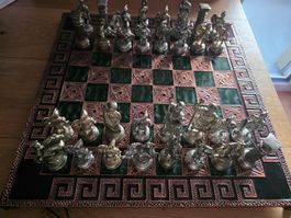 ​Schönes Schachbrett mit 32 Figuren komplett