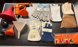 Diverse Handschuhe und Trichter Konvolut