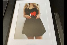 Gerahmtes Foto, junge Frau mit Herz, schwarz-weiss, Deko 58