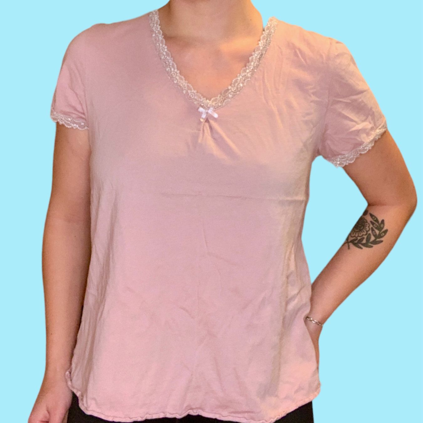 T-Shirts: Dusky pink pyjama top with lace trimming – Gebraucht aus Basel von demonbaby2222