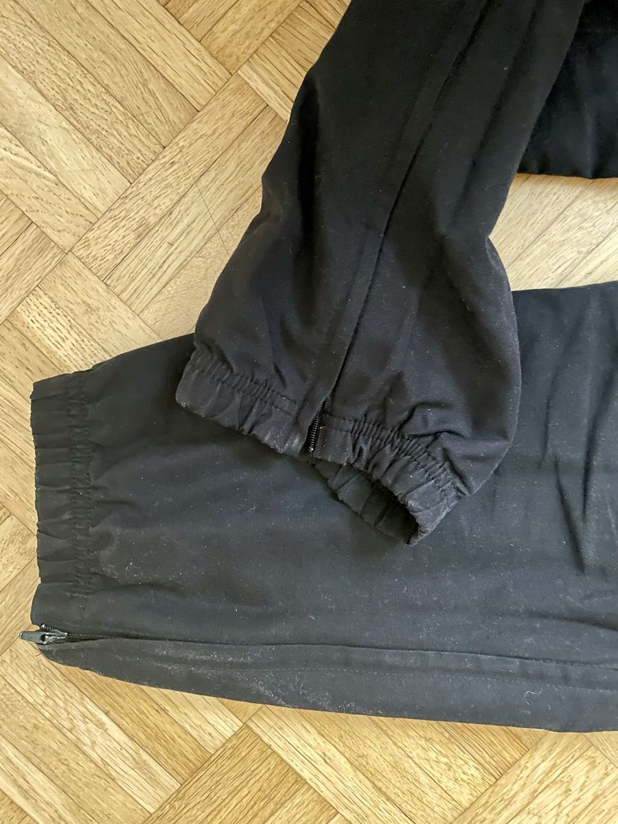 Adidas Pantaloni: Adidas Trainingshose, schwarz, Grösse M – Usato da Zürich venduto da Carlajimena 6