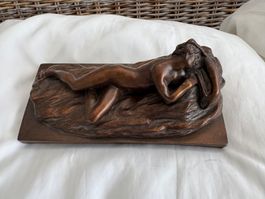 Schöne interessante Skulptur, liegender Frauenakt, Masse?