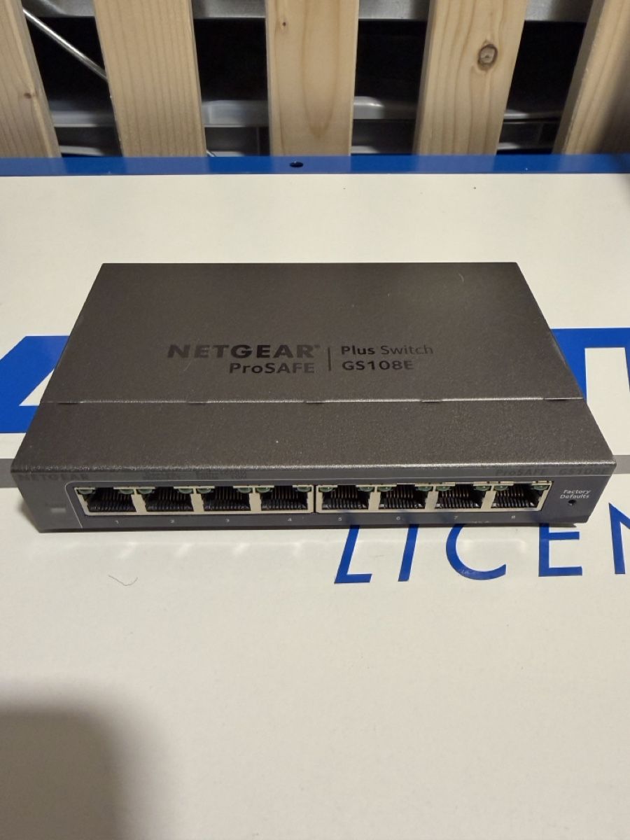 Netgear Hub & Switch: Netgear GS108Ev3 – Usato da St. Gallen venduto da AlexPhBit