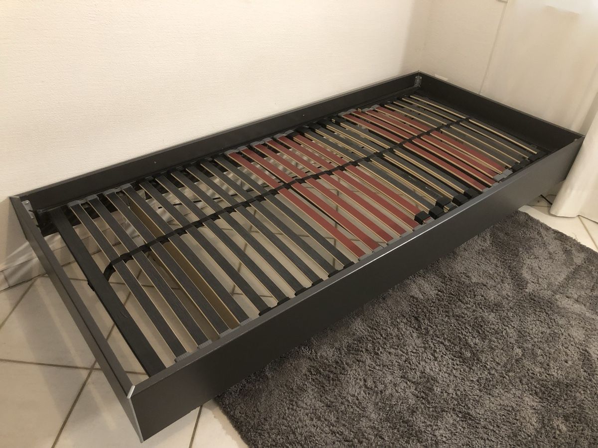 Betten: Bettgestell 90x200cm + 7-Zonen Lattenrost – Gebraucht aus Chur von ropa68