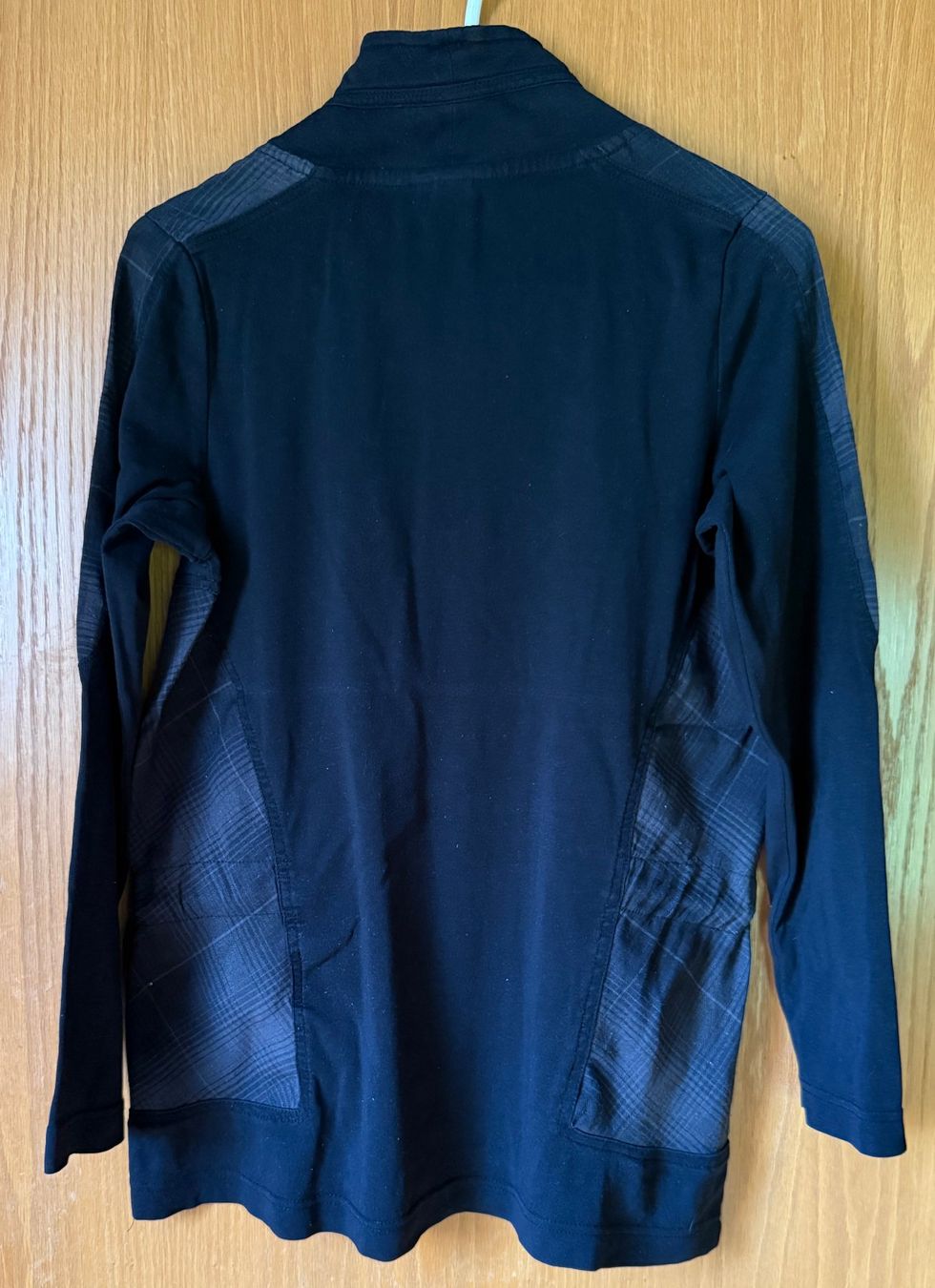 Maglioni & Felpe: Pulli Celil schwarz mit grauen Einsätzen – Usato da Zäziwil venduto da kreative-ideen 1