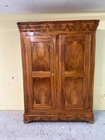 Antiker Nussbaumschrank