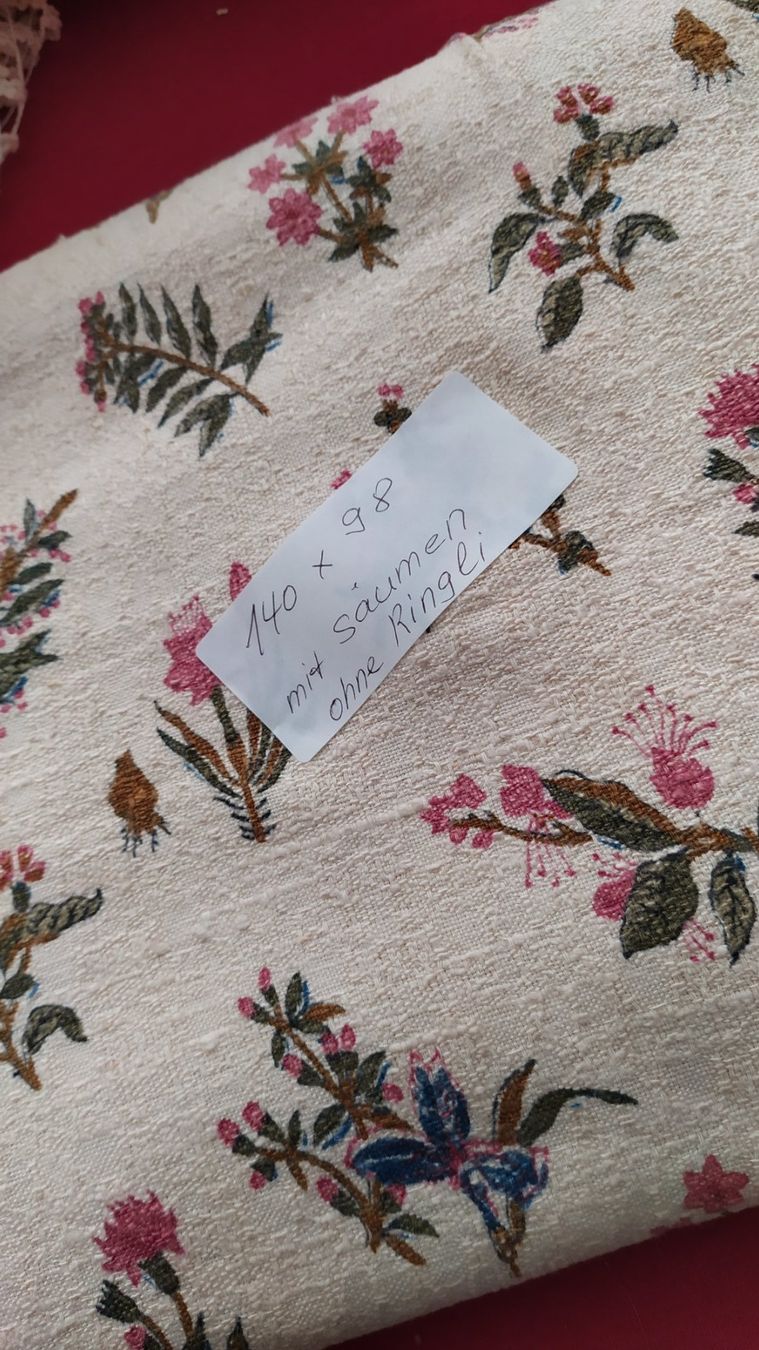 Tessuti: Tissu à fleurs (rideau) – Usato da Chezard St-Martin venduto da Loucail 1