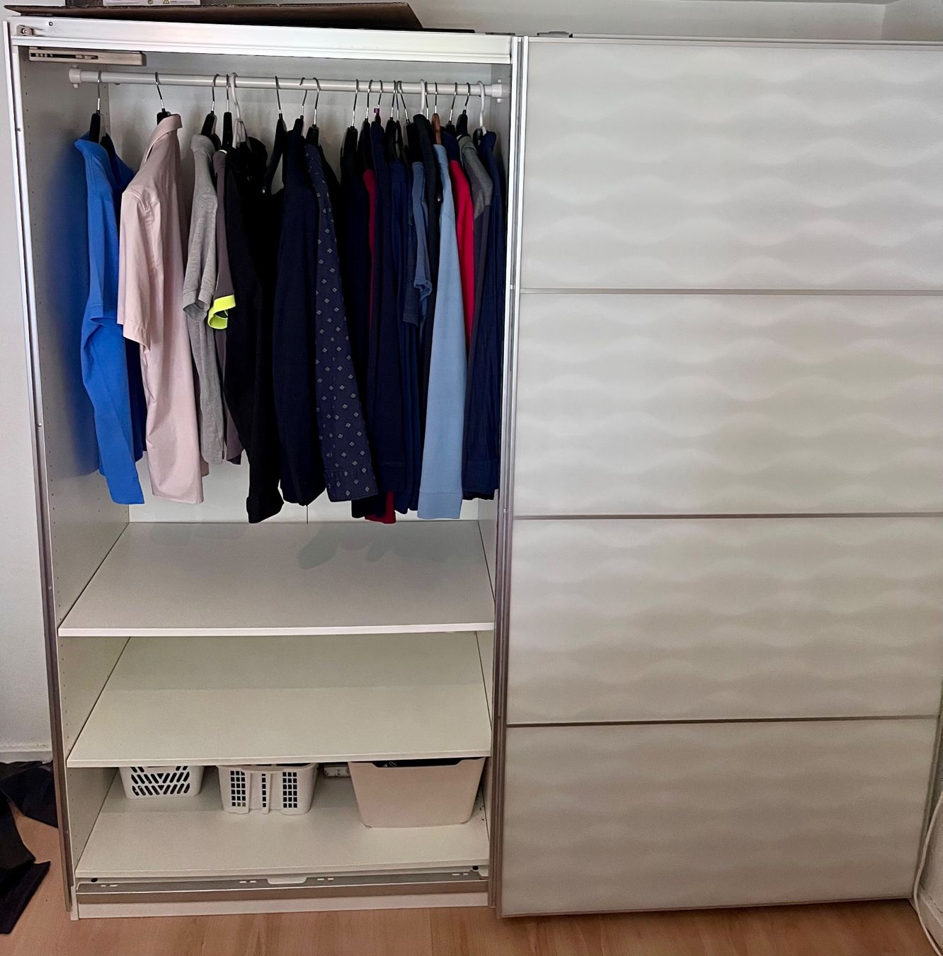 Armoires: Kleiderschrank mit Glastüren ab 1.- – D'occasion à Ebnat-Kappel par Privat1935 3