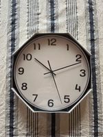 IKEA Wanduhr weiss mit schwarzem Rahmen und Ziffern