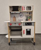Kinderküche aus Holz, bespielt, abgenützter Zustand!
