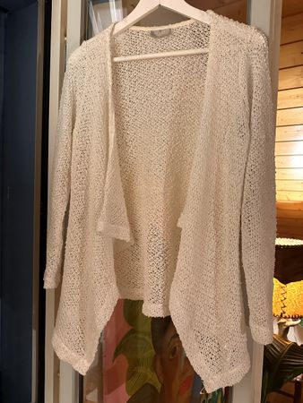 Cardigan Weiss Fallend