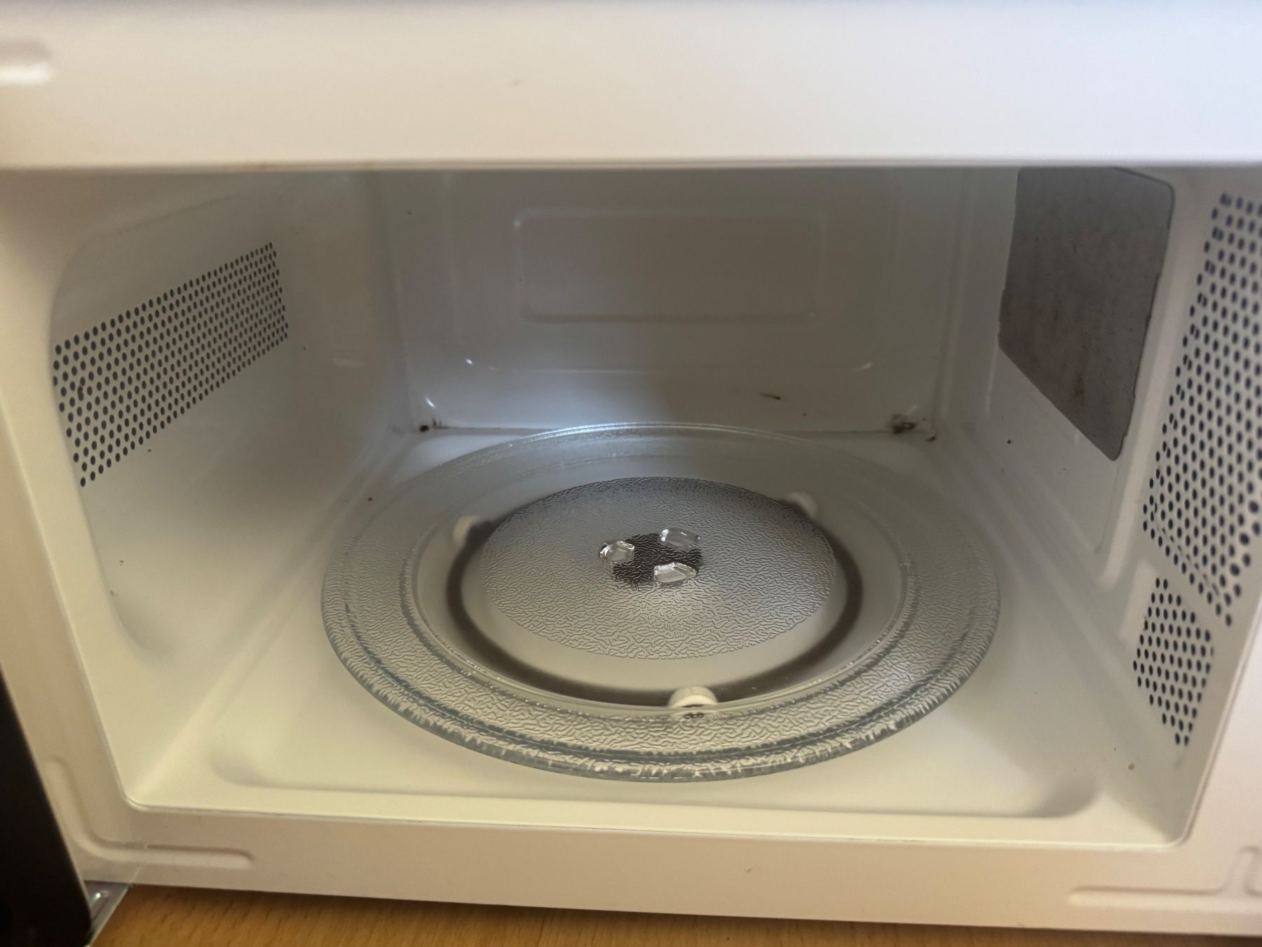 Ohmex Küchengeräte: Mikrowelle Ohmex weiss mit Drehplatte gebraucht – Gebraucht aus St. Gallen von mrc_8phs 2