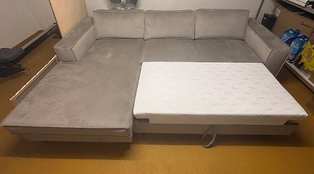 Sofas: Neuwertiges Samtsofa mit Bettkasten – D'occasion à Liestal par WaxySnake 1