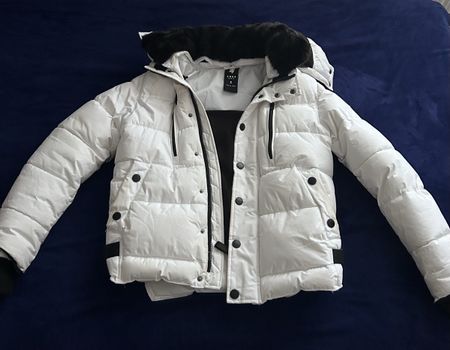 Elegante weisse Daunenjacke mit Echtfellkragen Gr. S–Winter