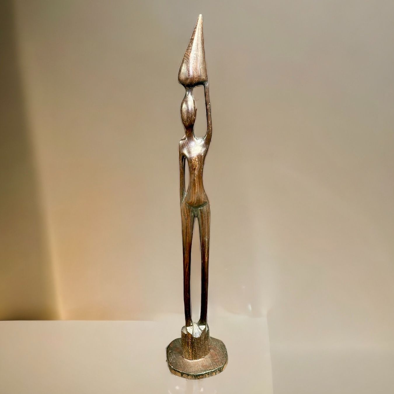 Statue africaine vintage en bois d'ébène sculpté à la