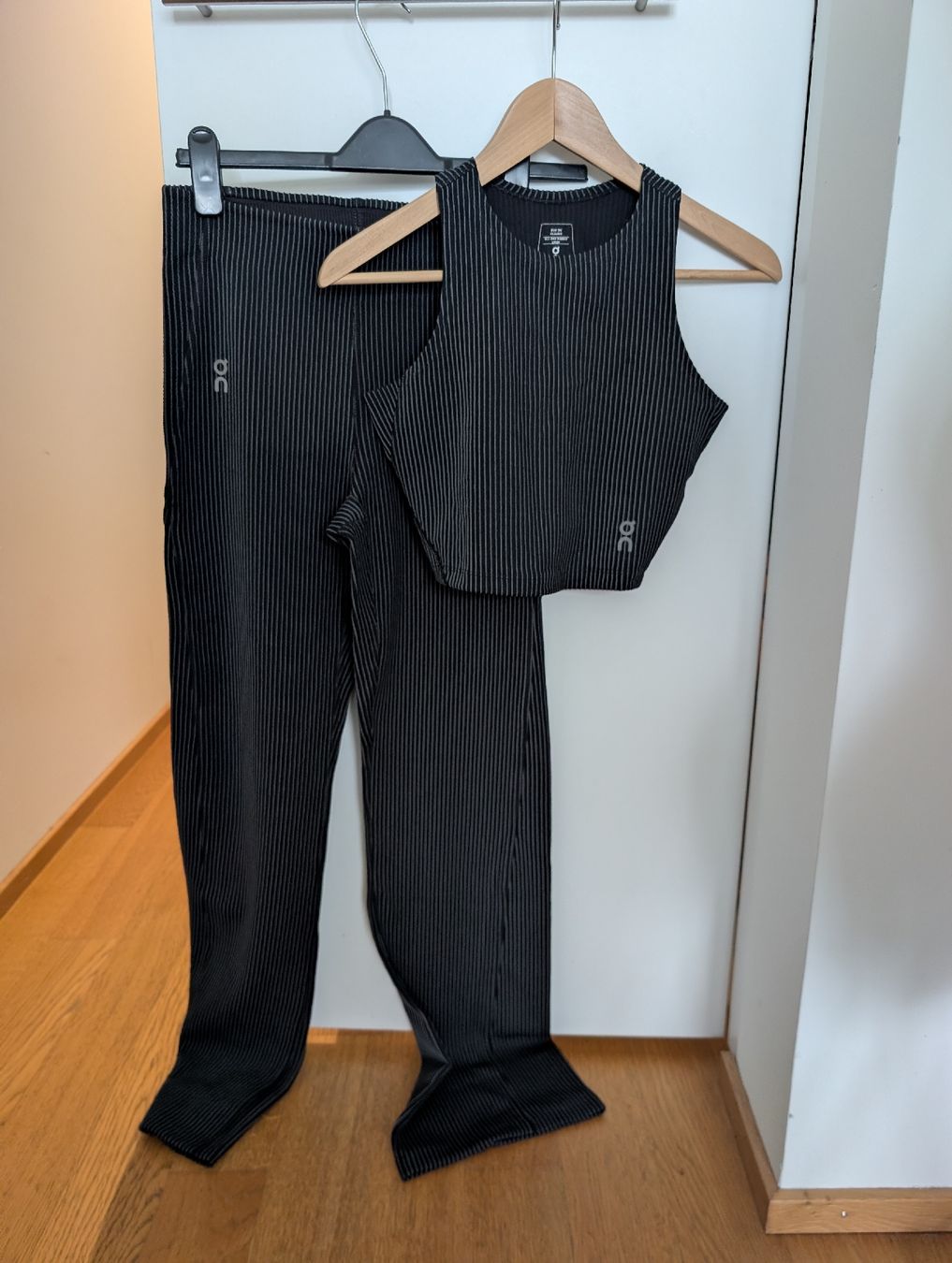 Lotti di vestiti: Workout set gym set from On – Nuovo (secondo la descrizione) da Wilen b. Wollerau venduto da Amessa 2