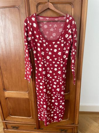 Skandinavisches Rotes Strickkleid Blumenmuster