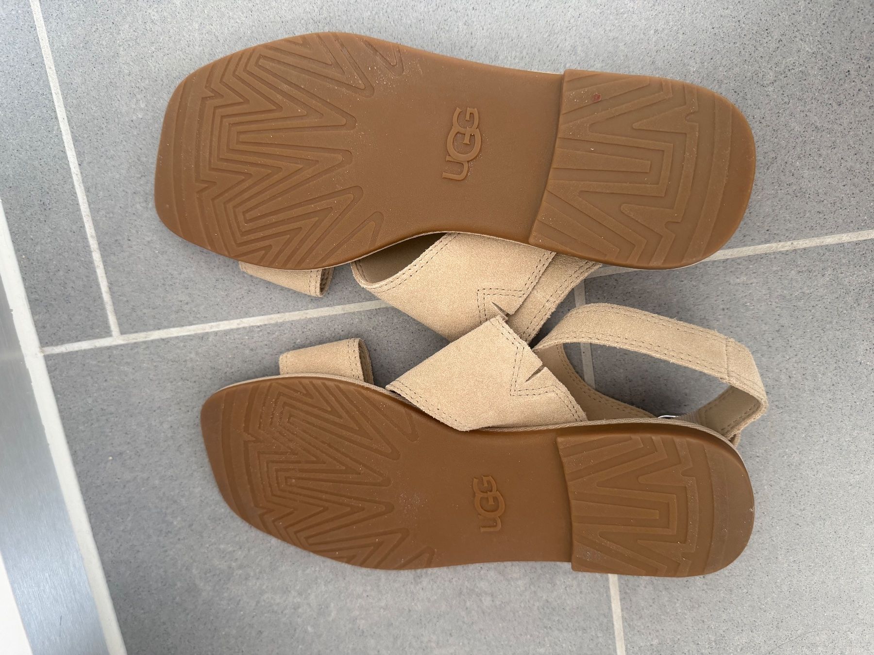Ugg Scarpe da donna: UGG Leather Sandals - Size 38 - NEW – Nuovo (secondo la descrizione) da Muzzano venduto da Sidney_3 3