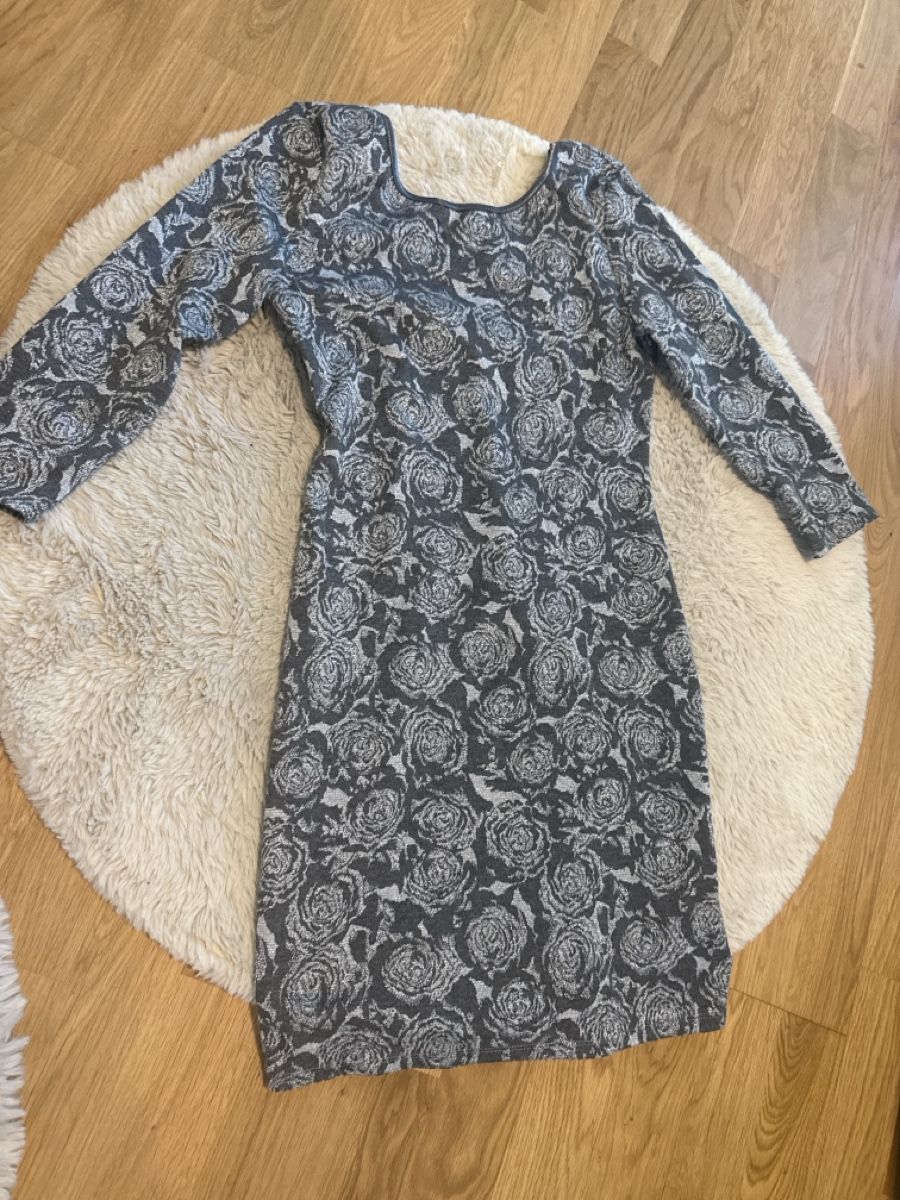 Vestiti: Hübsches Kleid mit Rosen, figurbetont  – Usato da Sevelen venduto da Shelly