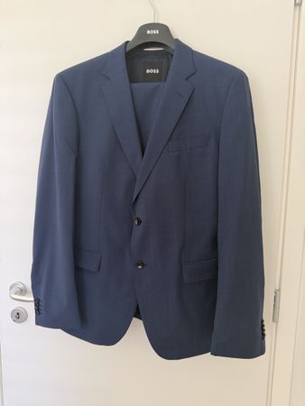 1 costume BOSS bleu T.54