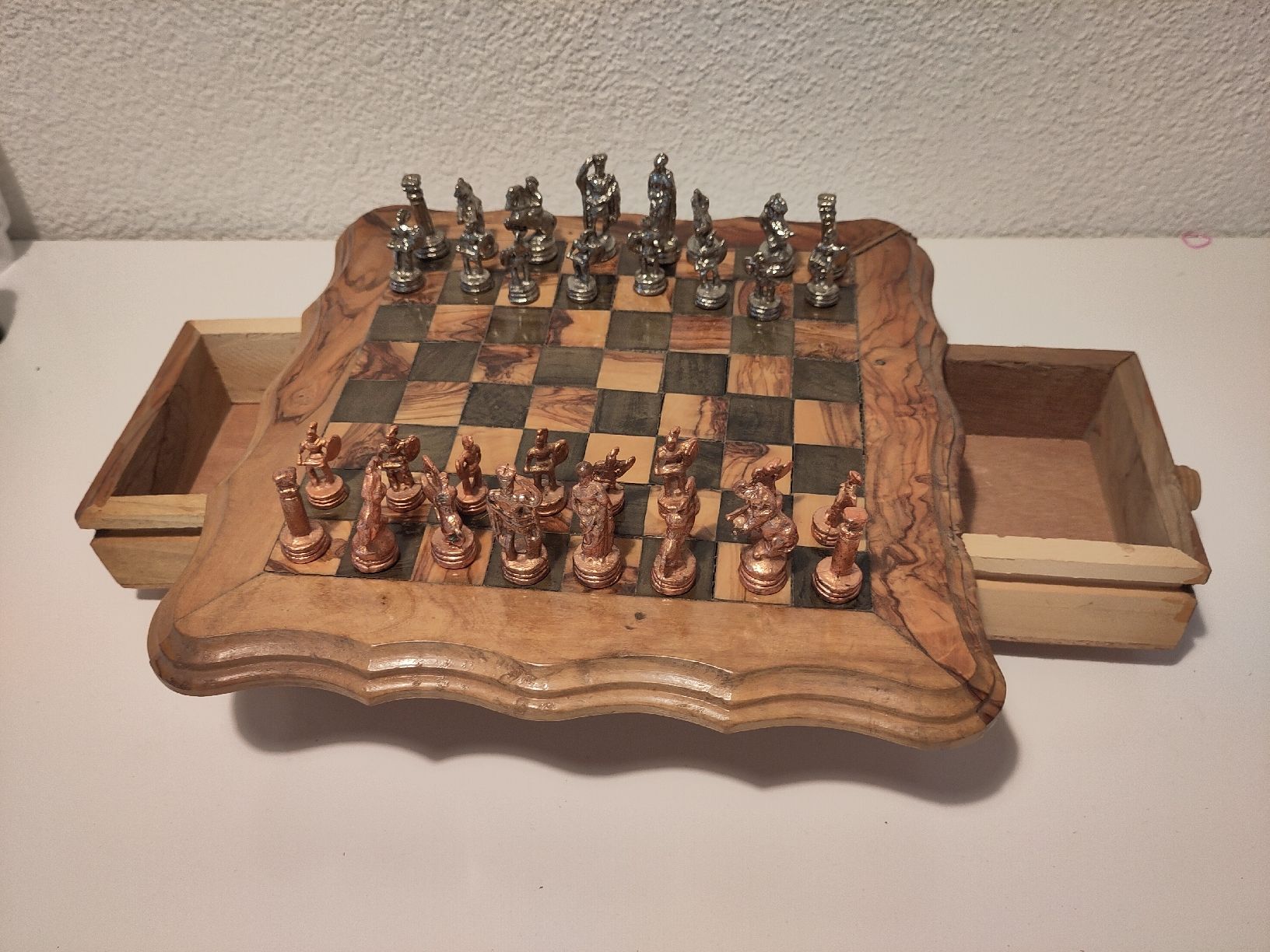Giochi: Schachbrett aus Olivenholz – Nuovo (secondo la descrizione) da Zürich venduto da ili_jzy7 1