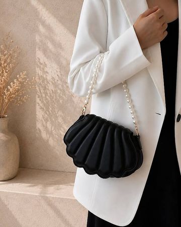 Borsa nera a conchiglia con manico di perle