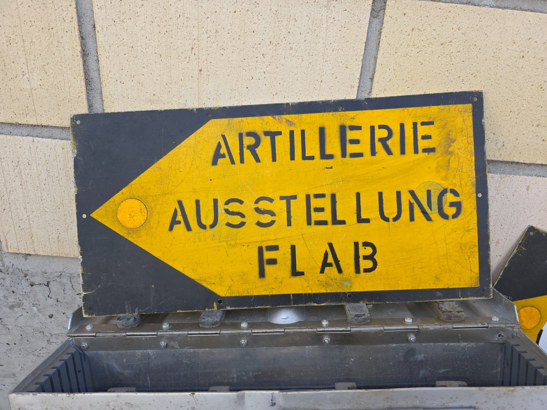 Schweizer Armee Insegne: Schweizer Armee Markierungstafel-Kiste / Wegweiser / Jalons – Usato da Obermumpf venduto da oiskypoisky 5