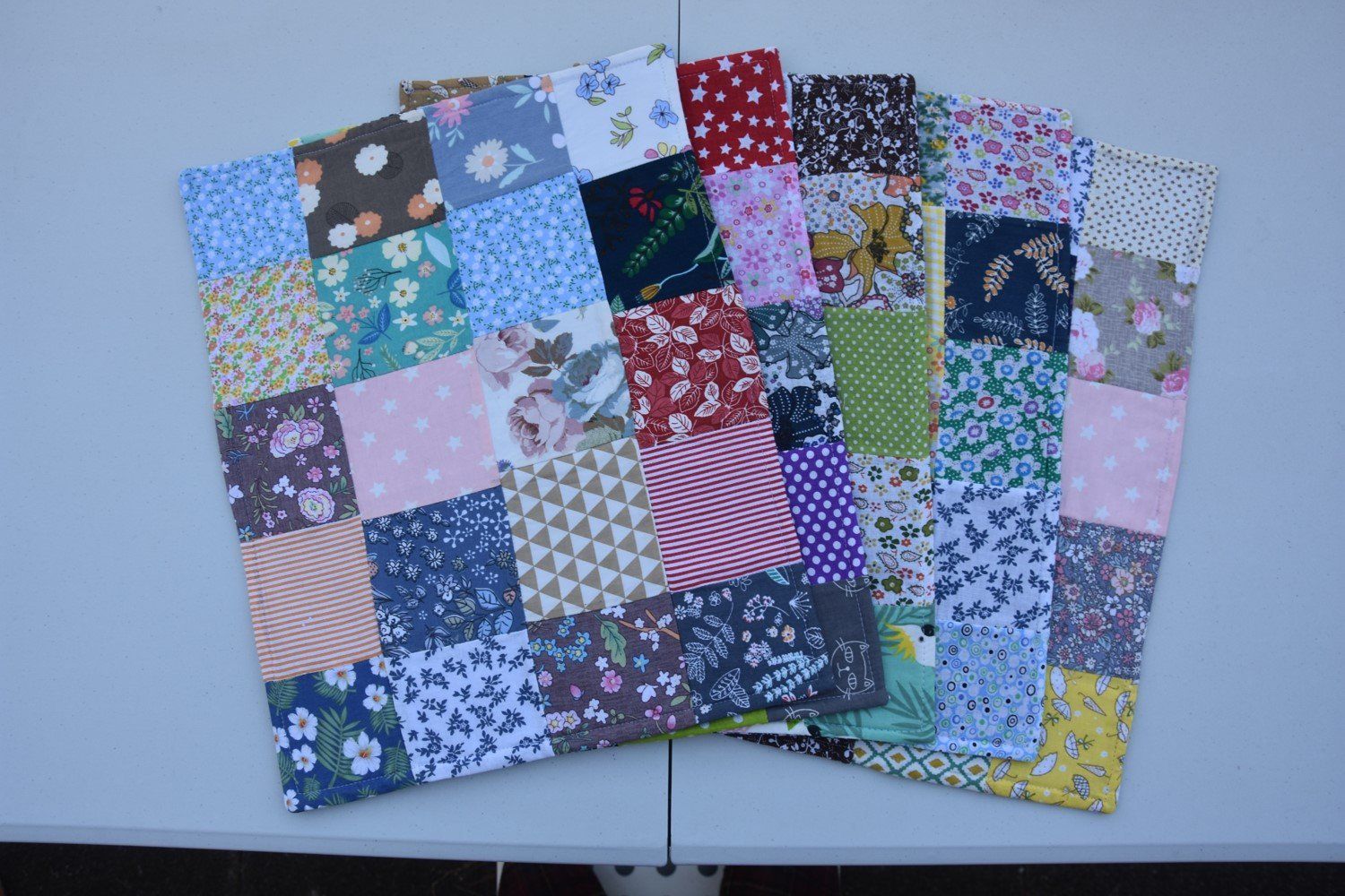 Tessuti: Patchwork-Tischset mit beidseitigen Motiven in div. Farben – Nuovo (secondo la descrizione) da St. Gallen venduto da Elmarotto 9