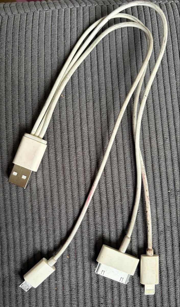 Cavi: 3 in 1 USB Kabel: Micro, Lightning, Dock Connector   54 – Usato da Kriens venduto da Honey79
