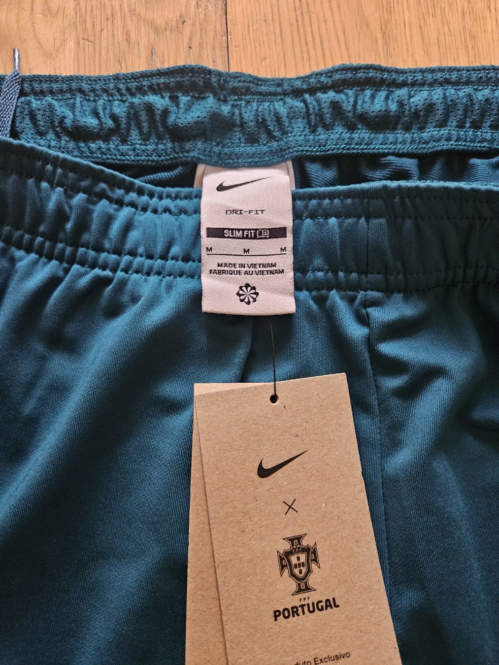Nike Maillots de corps & Pantalons: Nike Portugal Gr.M – Neuf avec emballage d'origine à Emmenbrücke par TopGato 2