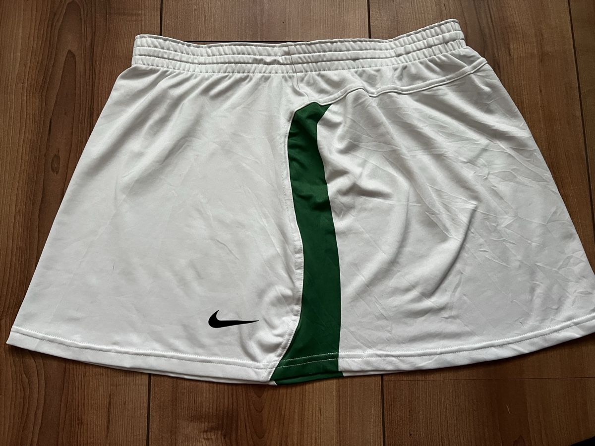 Nike Gonne: Nike Jupe weiss/grün Grösse M  – Usato da Thierachern venduto da sha_r8ly 1