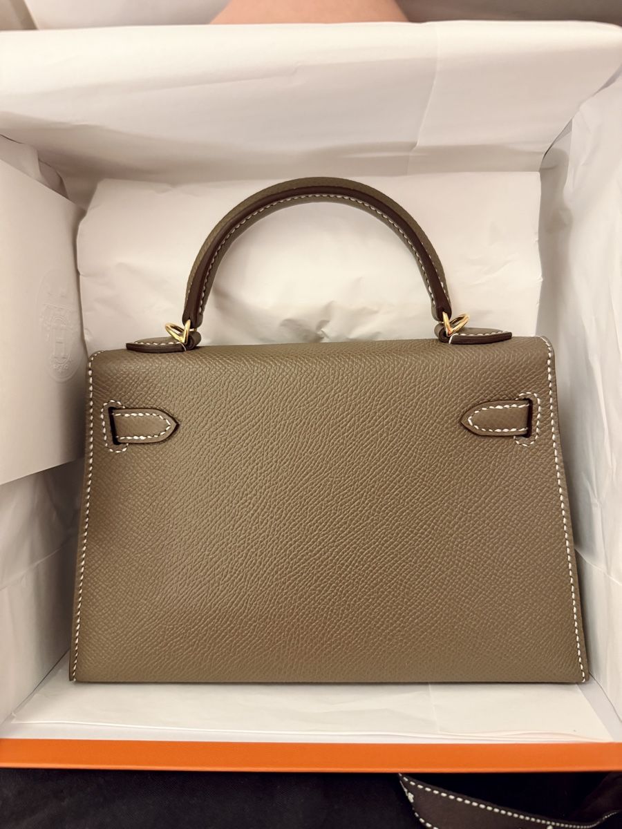 Hermès Taschen für Damen: Hermès Mini Kelly 20, Étoupe, Epsom, Gold Hardware – Neu und originalverpackt aus Genève von Sally_LuxxyGeneva 4