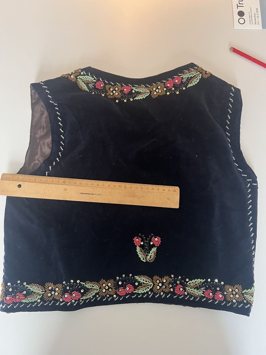 Gilets & Westen: Samtgilet perlen bestickt – Gebraucht aus winterthur von Cw5 5