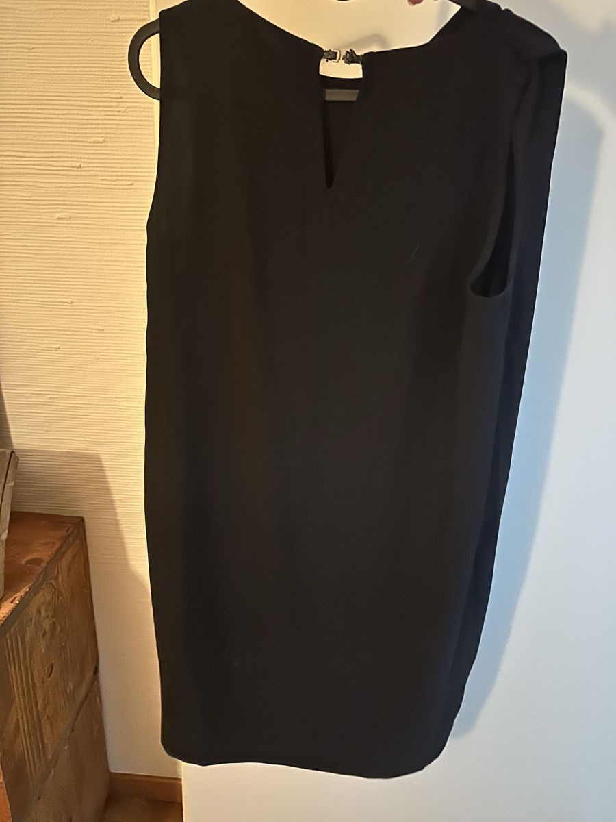 Mango Robes: Robe sans manches Mango Suit noire taille M – D'occasion à Plan-les-Ouates par aur_z5pj 1